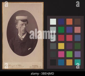 Dieses Schwarzweiß-Foto aus der Zeit um 1885 zeigt Hans Staehelin-Girard in formeller Kleidung. Die Schrankkartenfotografie spiegelt den fotografischen Stil des späten 19. Jahrhunderts wider. Stockfoto