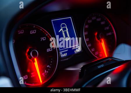 Beleuchteter Tachometer mit Digitalanzeige Stockfoto