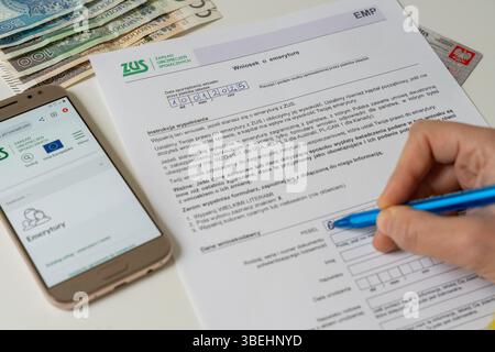 Handausfüllen des ZUS-Rentenantragsformulars mit Geld und Smartphone, Konzept der Altersvorsorge Stockfoto