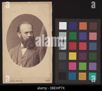 Diese schwarz-weiße Schrankkarte aus den Jahren 1879 bis 1899 zeigt ein Porträt von Hermann Immermann. Es handelt sich um eine Vintage-Fotografie aus dem späten 19. Jahrhundert, die seine Ähnlichkeit in einem traditionellen fotografischen Stil einfängt. Stockfoto