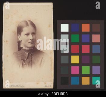 Diese schwarz-weiße Schrankkarte, die zwischen 1869 und 1899 entstand, zeigt Bertha Manuel in einem formalen Stil, der für das Ende des 19. Jahrhunderts typisch ist. Stockfoto