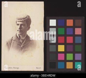 Dieses auf Karton montierte Schwarzweiß-Foto zeigt Paul Vonder Mühll-Passavant. Das um 1881 entstandene Bild stellt ihn in einem formalen Porträt dar, das typisch für das späte 19. Jahrhundert ist. Stockfoto