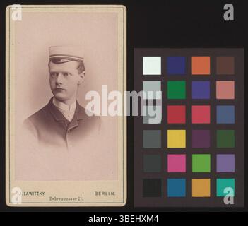 Diese Schwarzweiß-Fotografie aus der Zeit um 1888 fängt Rudolf Löw-Schäfer ein und unterstreicht den besonderen Stil der Schrankkartenfotografie aus dieser Zeit. Stockfoto