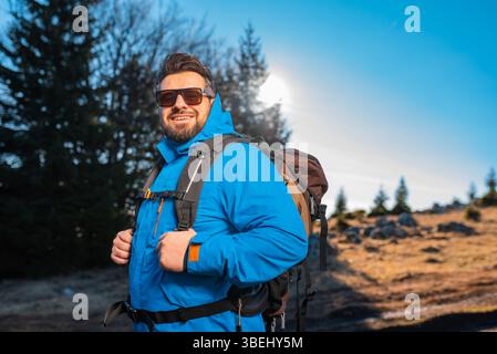 Ein glücklicher Reisender beim Wandern in den Bergen Abenteuer Reise. Stockfoto
