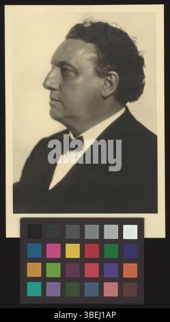 Ein Schwarzweiß-Porträt von Carl Hess, um 1901. Das Foto erfasst das Motiv in einem traditionellen, formalen Stil, der typisch für die Porträtfotografie dieser Zeit ist. Das Bild wurde wahrscheinlich auf einer Schrankkarte hergestellt, einem beliebten Fotoformat aus dem späten 19. Jahrhundert. Stockfoto