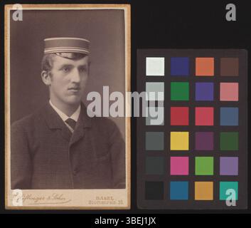 Dieses Schwarzweiß-Foto aus dem Jahr 1885 zeigt Eduard Bernoulli in einem formalen Porträt. Das Bild spiegelt den fotografischen Stil der Zeit wider und fängt Bernoulli in traditioneller Kleidung ein. Stockfoto
