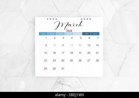 März 2026 leerer Schreibtischkalender auf weißem Marmortisch, Flat Lay. Stockfoto