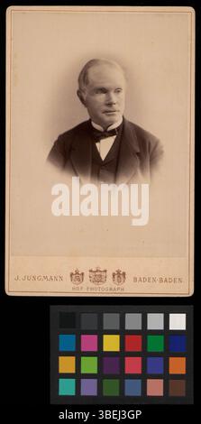 Dieses auf einer Schrankkarte montierte Schwarzweiß-Foto zeigt Hironymus Burckhardt-Iselin zwischen 1860 und 1880. Es repräsentiert den typischen Porträtstil der damaligen Zeit, indem es das Motiv in einer formalen und würdevollen Pose festnimmt. Stockfoto