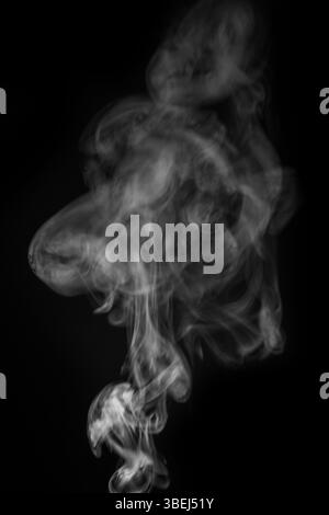 Ätherischer Rauch, der anmutig in der Luft wirbelt, schafft abstrakte Formen und Muster für künstlerische Ausdruckskonzepte. Grafikressource für Montage, OVE Stockfoto