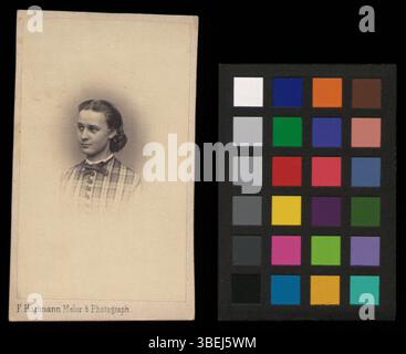 Dieses Foto in Schwarz-weiß-Schrankkarte, aufgenommen um 1863, zeigt Bertha Louise Ehinger. Das formale Porträt fängt den Stil und die Techniken der Fotografie der Mitte des 19. Jahrhunderts ein. Stockfoto
