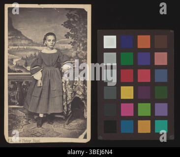 Diese Schrankkarte aus den Jahren 1852 bis 1872 zeigt ein Porträt von Anna Riggenbach-Oser. Das formale Schwarzweiß-Bild fängt ihr Bild in einem fotografischen Stil der Mitte des 19. Jahrhunderts ein. Stockfoto