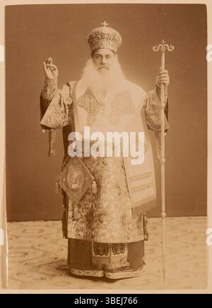 Dieses Atelierporträt aus dem späten 19. Jahrhundert zeigt einen Geistlichen in kunstvollen Gewändern, wahrscheinlich den Erzbischof von Athen, der die religiöse Bedeutung der Figur widerspiegelt. Stockfoto