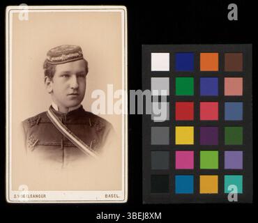 Dieses schwarz-weiße Schrankkartenfoto aus der Zeit um 1886 zeigt Ernst Christ-Siber. Das Bild fängt Christ-Sibers Gleichnis in einer formalen Pose ein, die typisch für die fotografischen Porträts dieser Zeit ist. Stockfoto