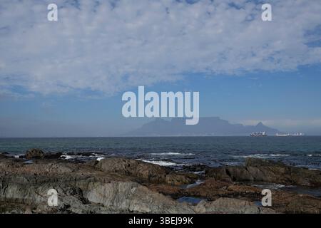 Table Mountain vom Bloubergstrand, Kapstadt, Südafrika gesehen. Stockfoto
