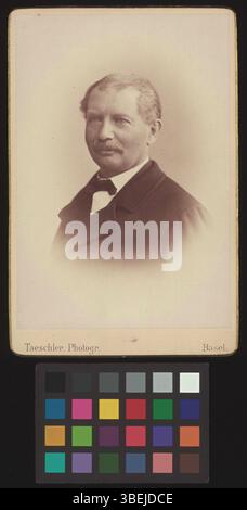 Diese Schrankkartenfotografie aus den Jahren 1864 bis 1884 zeigt Emanuel Hoffmann-Eglin in einem schwarz-weißen Porträt, typisch für den Fotostil des 19. Jahrhunderts. Stockfoto