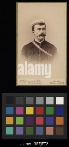 Diese schwarz-weiße Schrankkarte aus der Zeit um 1886 zeigt Kleiber in einer formalen Pose, die typisch für die Porträtfotografie des 19. Jahrhunderts ist. Das Bild spiegelt die Eleganz der Zeit wider. Stockfoto