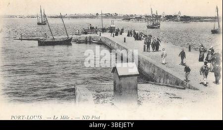 Diese Postkarte aus der Zeit um 1900 zeigt den Maulwurf in Port-Louis mit einem Boot, das von Lorient ankommt. Das Bild spiegelt die maritime Aktivität des Gebiets während dieser Zeit wider. Stockfoto