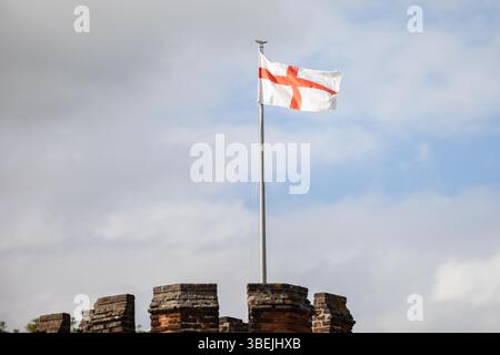 Englands Nationalflagge, das Kreuz des Heiligen Georg, das auf einem Turm des Herrenhauses fliegt Stockfoto