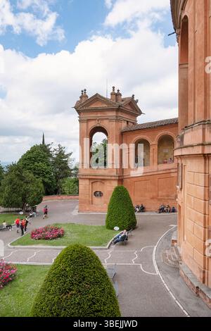 Heiligtum der Madonna di San Luca, Bologna, Emilia-Romagna, Italien, wunderschöne Terrakotta-Wände der Basilika, die die barocke Architektur zeigen Stockfoto