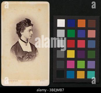 Eine schwarz-weiße Schrankkartenfotografie von Marie Preiswerk-Ryhiner, aufgenommen zwischen 1868 und 1885, die ein formelles Atelierporträt aus dem 19. Jahrhundert darstellt. Stockfoto