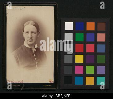 Diese schwarz-weiße Schrankkarte aus der Zeit um 1882 zeigt ein Porträt von Marie Preiswerk. Das Bild folgt dem typischen fotografischen Stil des späten 19. Jahrhunderts, der durch eine formale Komposition und Liebe zum Detail in Kleidung und Ausdruck gekennzeichnet ist. Stockfoto