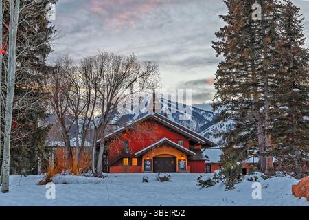 Sun Valley Resort, Sun Valley, Idaho, USA - 26. Dezember 2018: Das Sun Valley Opera House steht im Schnee und ist bereit für eine Vorstellung. Stockfoto