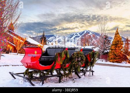 Sun Valley Resort, Sun Valley, Idaho, USA - 26. Dezember 2018: Ein festlicher Schlitten sitzt im Schnee, dekoriert für die Feiertage und lädt die Gäste zu einem Stockfoto