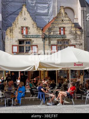 Leute in der Straßenbar auf dem Stadtplatz, Oudenaarde, Ostflandern, Belgien Stockfoto