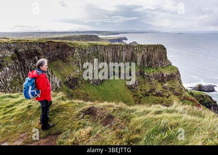 Walker auf dem Küstenweg, Giant's Causeway, Co. Antrim, Irland Stockfoto