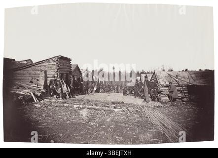 Dieses Foto des Bürgerkriegs, das zwischen 1861 und 1865 aufgenommen wurde, zeigt die Winterquartiere eines nicht identifizierten Regiments der Union Army und zeigt zwei Reihen von Blockhütten, die in den harten Wintermonaten als Zufluchtsort für Soldaten dienten. Stockfoto
