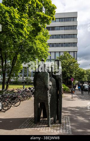 RWTH Aachen, Skulptur „People in Conversation“ vor der Universitätsbibliothek Stockfoto