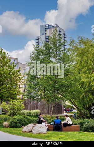 Die Leute sitzen im Spring Park, dem höchsten Gebäude im Norden Londons, Woodberry Grove, Hackney, London, England, UK Stockfoto