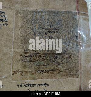 Dieses Folio des Guru Granth Sahib, das Guru Gobind Singh zugeschrieben wird, stammt aus dem Jahr 1702 und soll die Handschrift und Unterschrift des Gurus enthalten. Das Manuskript wurde angeblich einer Sindhi-Familie geschenkt, die mit der Förderung des Sikhismus in der Region beauftragt war. Stockfoto