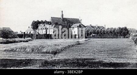Diese Postkarte von Léon & Lévy, um 1910, zeigt die Chartreuse d’Auray, ein historisches Kartäuserkloster in der Bretagne, Frankreich, zu Beginn des 20. Jahrhunderts. Das Bild zeigt einen weiten Blick auf das Kloster, seine Architektur und seine ruhige Umgebung und fängt das Wesen der Zeit ein. Stockfoto