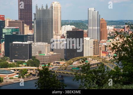 Pittsburgh, Pennsylvania, USA - 8. August 2023: Die pulsierende Skyline von Pittsburgh zeigt hohe Gebäude vor klarem Himmel. Stockfoto