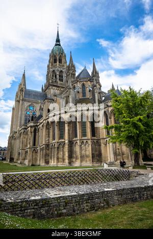 Kathedrale von Bayeux, auch bekannt als Kathedrale unserer Lieben Frau von Bayeux, eine römisch-katholische Kirche, erbaut im normannischen-romanischen Stil, Bayeux, Normandie, Fr. Stockfoto