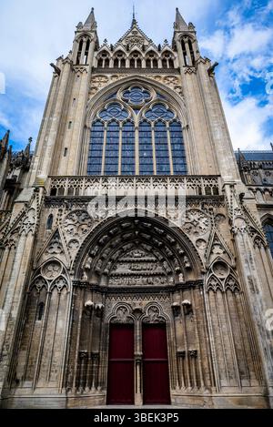 Kathedrale von Bayeux, auch bekannt als Kathedrale unserer Lieben Frau von Bayeux, eine römisch-katholische Kirche, erbaut im normannischen-romanischen Stil, Bayeux, Normandie, Fr. Stockfoto
