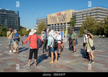 21.09.2024, Albanien, Qark Tirana, Tirana, - Touristengruppe vor dem Nationalen Historischen Museum auf dem Skanderbeg Platz, dem Hauptplatz im Cent Stockfoto