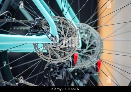 Professionelles Rennrad mit glattem Reifenprofil und mechanischen Komponenten Stockfoto