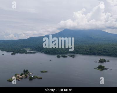 Kleine Inseln im See auf vulkanischem Hintergrund Drohnenansicht Stockfoto