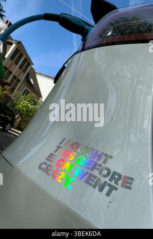 30.04.2025, Deutschland, Bremen, - Tesla auf einer E-Charge Säule mit Aufkleber habe ich DAS GEKAUFT, BEVOR ELON VERRÜCKT WURDE. 00A250430D084CAROEX.JPG [MODELL Stockfoto