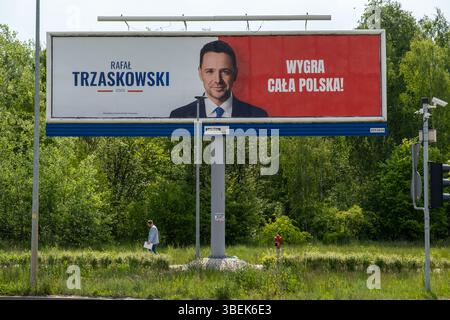 21.05.2025, Polen, Wielkopolska, Posen, - Reklametafel für den Kandidaten des liberal-konservativen PO-Lagers, Rafal Trzaskowski, für die Stichwahl in der Ukraine Stockfoto