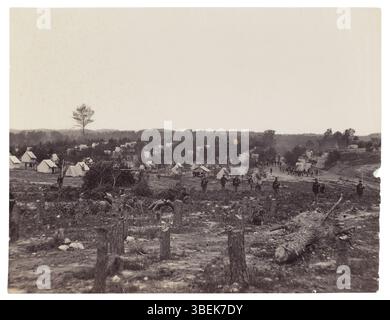 Dieses Foto, das einst Mathew B. Brady zugeschrieben wurde, zeigt das Zeltlager der 30. Pennsylvania Infanterie während des Amerikanischen Bürgerkriegs. Das Bild zeigt die vorübergehenden Lebensbedingungen und die militärische Organisation der Union Army in den 1860er Jahren Stockfoto