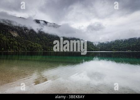 Emerald Reflections on a Bewölkter Tag am Eibsee, Bayern, Deutschland Stockfoto