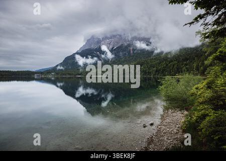 Nebelige Morgenbesprechung am Eibsee, Bayern, Deutschland Stockfoto