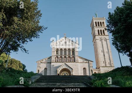 Dieses atemberaubende Bild zeigt die Kirche unserer Lieben Frau vom Meer (Gospa od Mora) in Pula, Kroatien. Die imposante Fassade der Kirche ist mit komplizierten Details geschmückt Stockfoto