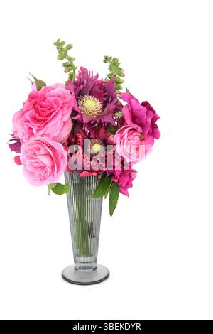 Sommerrose, Fuchshandschuh, orientalisches lila Mohnblumen-Arrangement in einer Vase auf weißem Hintergrund. Natur Blumenstillleben für Grußkarte. Stockfoto
