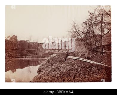 Dieses Bild, möglicherweise von Andrew Joseph Russell, zeigt den niederländischen Gap Canal am James River, Virginia, im November 1864. Der Kanal war Teil eines Projekts aus der Zeit des Bürgerkriegs, das darauf abzielte, den Zugang der Union zu dem Fluss zu verbessern und die von der Konföderierten kontrollierten Gebiete zu umgehen. Er hebt die militärischen technischen Bemühungen zur Unterstützung der Operationen der Union hervor. Stockfoto