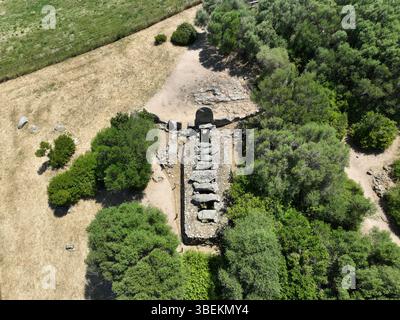 Arzachena, Sassari, Italien: Aus der Vogelperspektive der Riesengräber. tomba dei giganti, von Coddu Veccju bei Arzachena, archäologische Stätte in SAR Stockfoto
