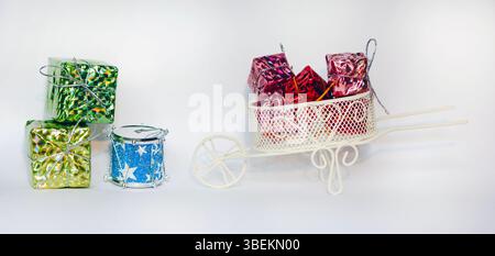 Geschenkboxen, ein Miniwagen mit Platz zum Kopieren für saisonale Neujahrsgrüße, Autofokus-Punktauswahl und Unschärfe. Stockfoto